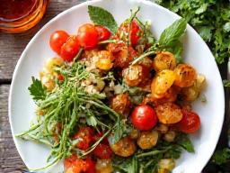 Plato con alimentos frescos y saludables.